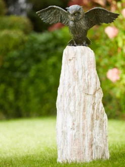 Bronzefigur Uhu, Flügel Offen Auf Findling (ArtNr.88879.1)